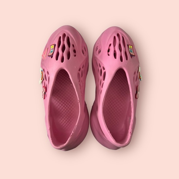 PINK KIDS RUNNERS WITH CHARMS SIZE 4 - Picture 1 of 9